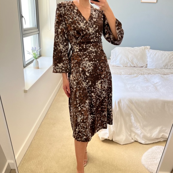 ๐ค Earth tones patterned wrap midi dress - Picture 1 of 8